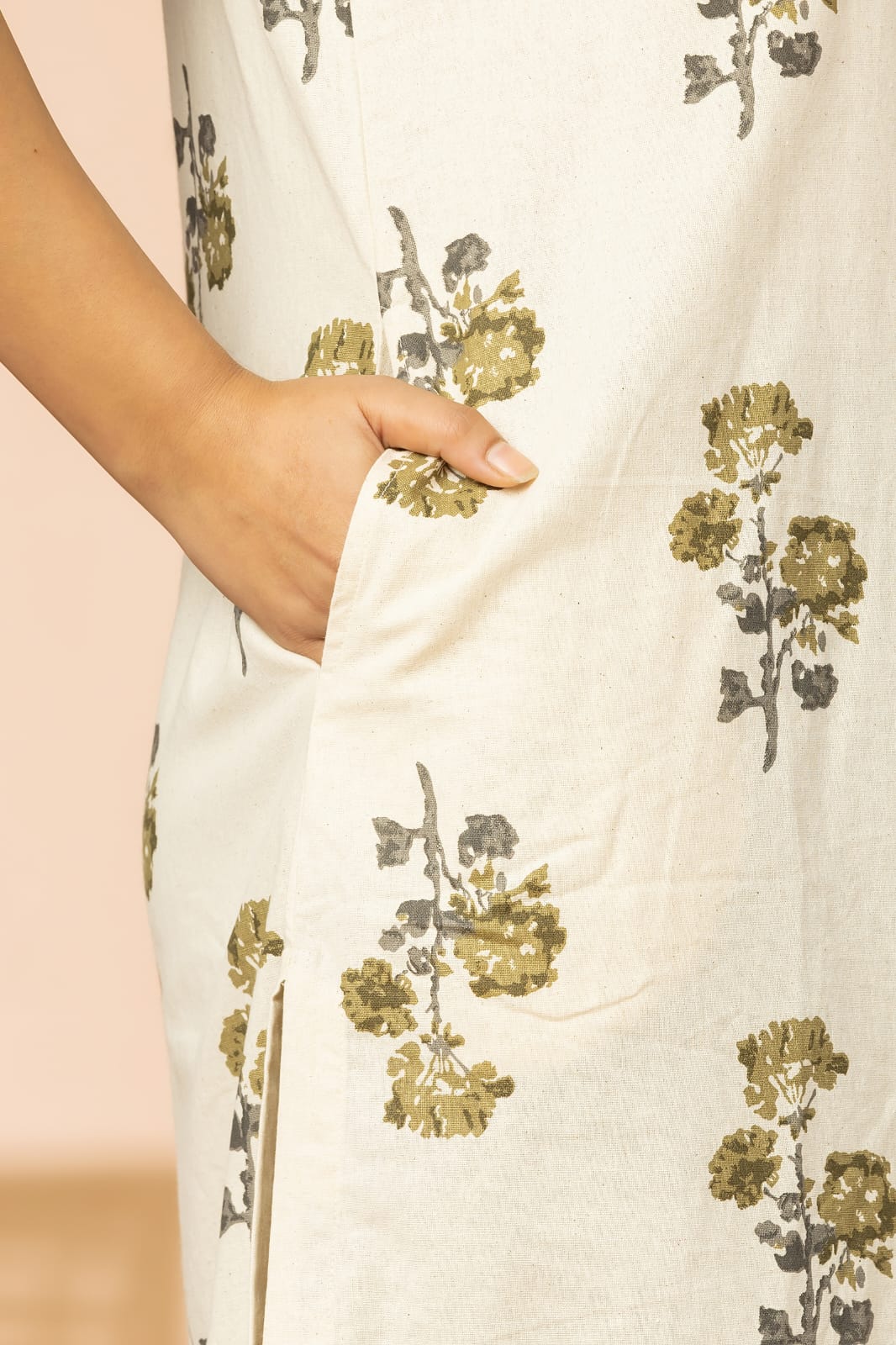 Off-White Women Cotton Flex Print Long Kurta